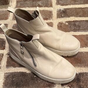 Vionic women’s Cream Leather ankle boots size 7.5